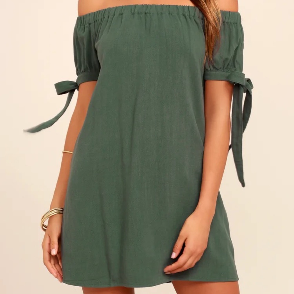 NWT Lulus’s Off the Shoulder Dress